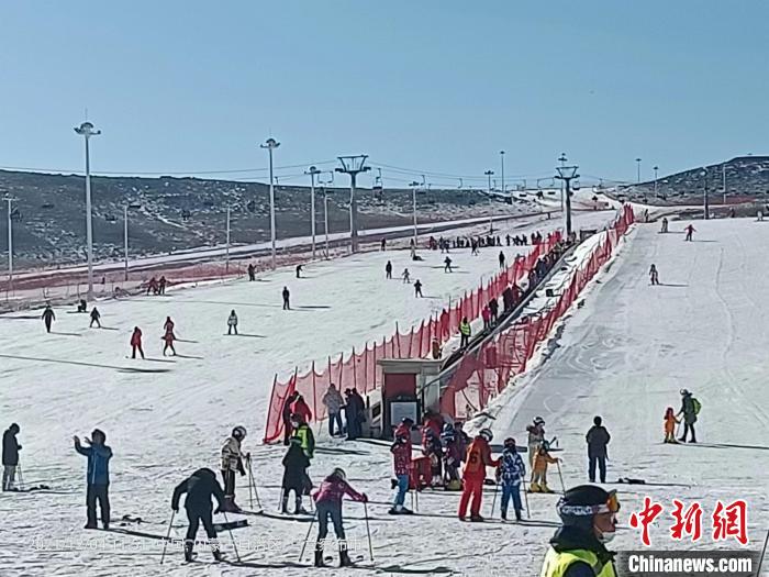 十四冬倒计时点燃乌兰察布滑雪热潮：民众把雪