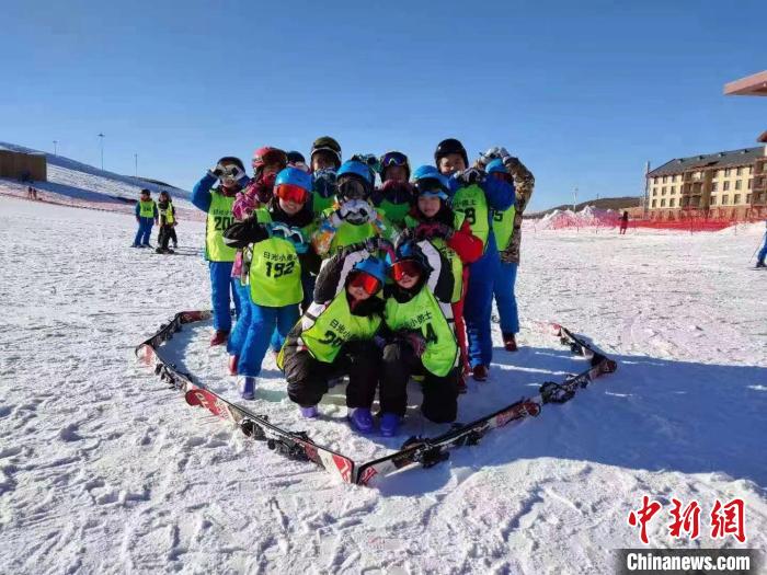 十四冬倒计时点燃乌兰察布滑雪热潮：民众把雪