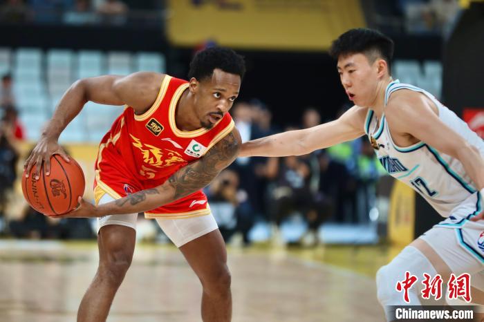 广厦主场力克青岛，布朗火力全开砍下31分领跑季