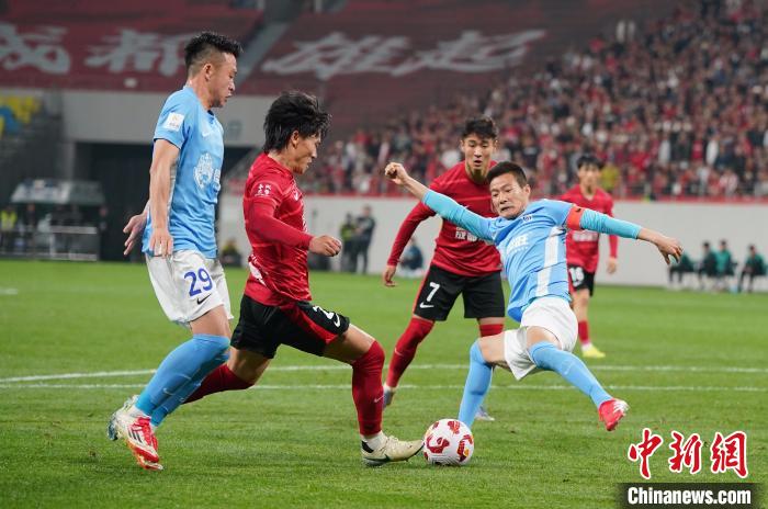 成都蓉城主场2-0击败大连英博海发队，升至中超