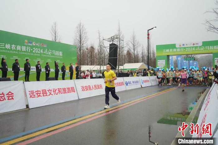 湖北远安马拉松鸣枪开赛 近万名跑者在田野花海