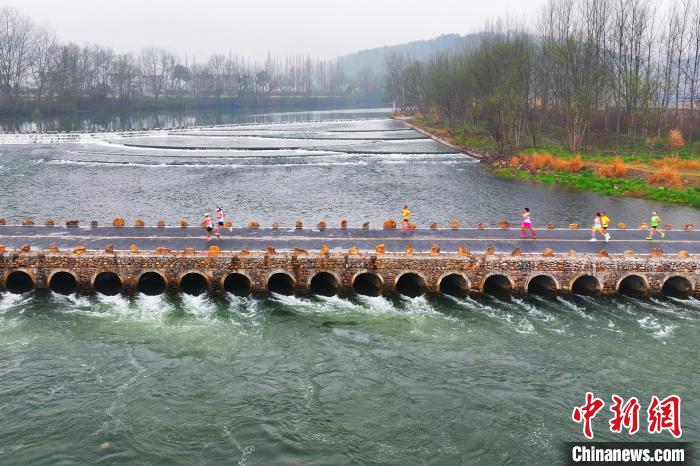 湖北远安马拉松鸣枪开赛 近万名跑者在田野花海