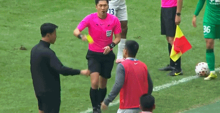 马宁执法京沪德比争议判罚引热议